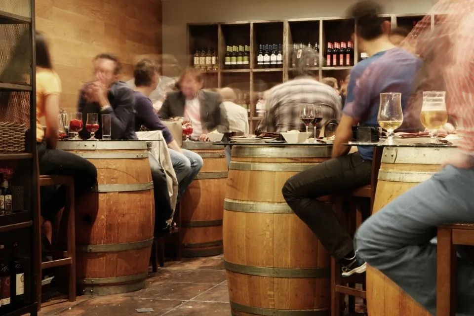 Gente en la barra de un bar de tapas
